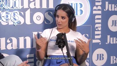 Natalia Garcia Pide una hamburgesa para chuparle la polla al repartidor en Juan Bustos Podcast