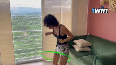 Una buena follada en la sala de mi casa mientras nuestros padrastros se van de viaje.