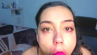 Universitaria caliente se atragante con el dildo, no para de pedir leche en su cara