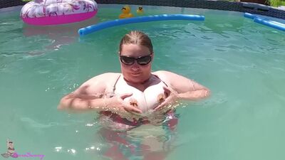 FINGERING PUSSY IN THE POOL HOT HOT OUT!