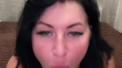 Mommy shows how to suck - link in bio! ????