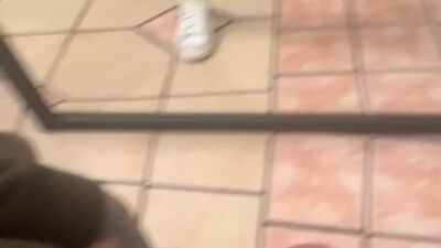 Me la ponen bien dura en el gym!