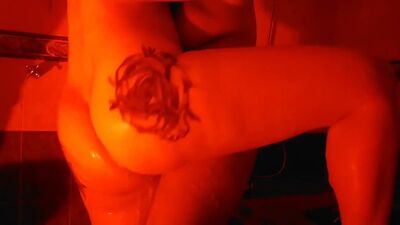 dos chicas cachondas teniendo sexo en el baño