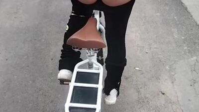 Puttana in bici si fa beccare dai vicini di casa