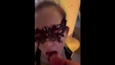 Jeune salope suce un inconnue dans la rue