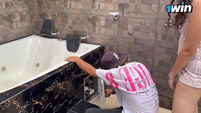 Empleado de gran verga me folla frente al jacuzzi