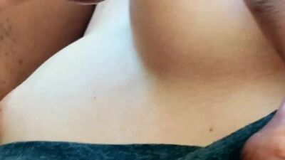 Gozando no peitinho dela