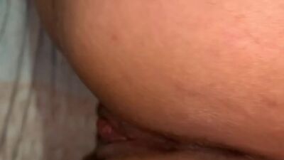 Comendo a buceta da branquinha com camisinha.