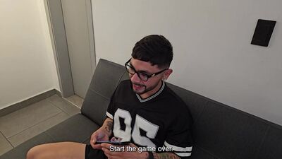 seduzco a mi hijastro nerd gamer a que juegue conmigo, me folle y me trago su leche