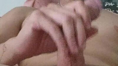 Homem mascarado assistindo porno batendo punheta solo no halloween