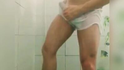 Mrgreycwb no banho com cueca branca