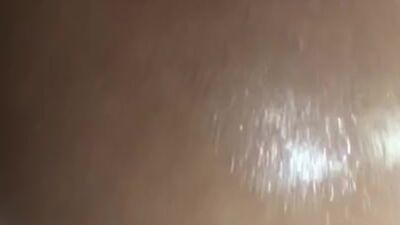 Garota com peitos grandes se masturbando e mostrando o cu