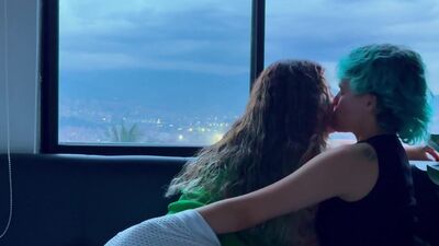 UN DEDITO EN EL CULO! Que rico el morbo, la volveré adicta a mis dedos