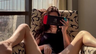 Hot MILF has fun while gaming (Full Cum on Onlyfans)