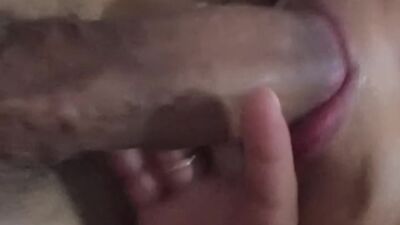 Chupando meu marido até ele gozar!