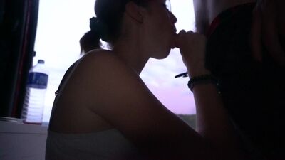 elle me suce pendant que les autres s'amusent