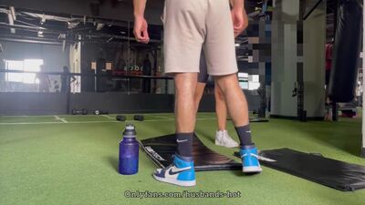 invito al gimnasio a mi compañera de cuarto y la follo en la ducha