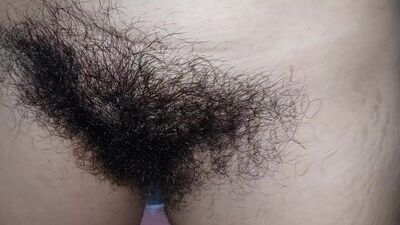 Femme amateur se masturbe avec ses doigts. Poils de chatte latina sexy, gros seins