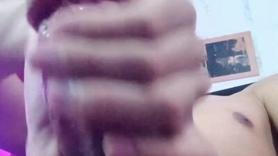 Me corro a chorros y mi familia está en el cuarto de al lado