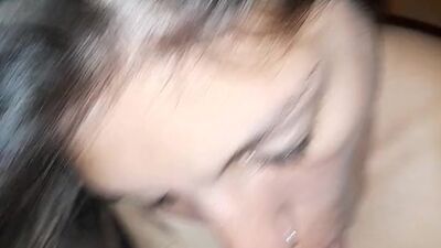 Gemidos y mamada acabaría con mi hermanastra