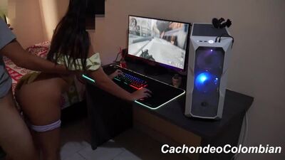 cogiéndome a mi hermanastra nalgona mientras juega cold war en su habitación