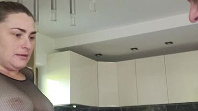 Robiłam śniadanie w sexy bieliźnie a on dorwał mnie i zerrżął na stole