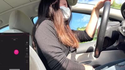 Un abonné contrôle mon lush pendant que je conduis. Je suis obligée de m'arrêter pour jouir!