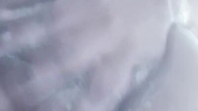 Colombiana bañandos y frotándose jabón sexy por sus tetas ????????????