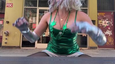 Suzy’s Waitng to blow her favorite band!! Full video on onlyfans!!