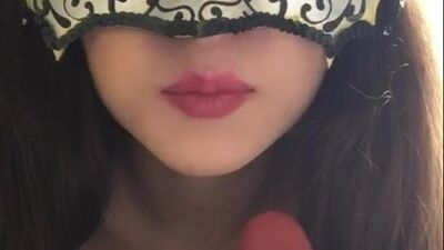 Тебе нравится что я сажусь анусом на твой языком? Девчонка дрочит пальцами свою жопу