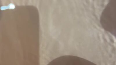 Девушка Писает и пукает в ванне под водой крупным планом