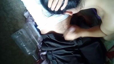 Esposa madura hace acabar con una mamada y una paja a su marido cuando despierta 100% real