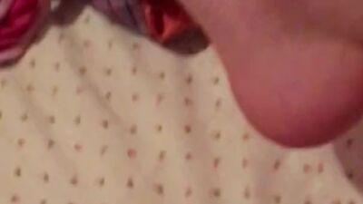 Пися течёт от желания, пришлось потрогать. Хотя родители дома