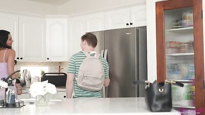 Stepmom Ate My Cake So I Ate Her Pie - S3:E2