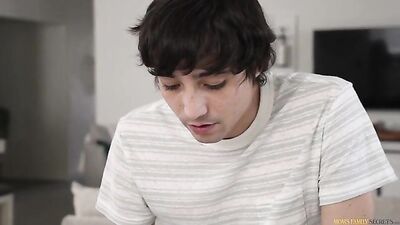 Keeping Stepmom Happy - S3:E1