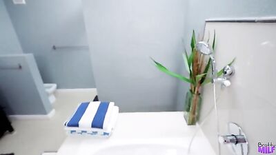 Stepmom And I Get Dirty In A Tub Made For Two - S8:E4