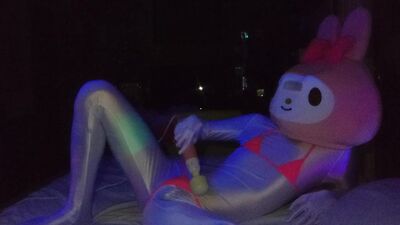 暗闇で淫らに映えるマイクロビキニ！マイ○ロディ(♂️)が暗闇でオナニーしてみた????腰ガクガクしながらイクとこ見てて…????【サ○リオドピューロランド】【ハロウィン】