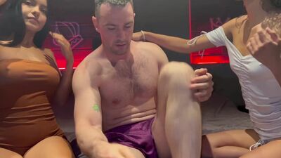 Un extranjero nos folla duro y deja mucha leche dentro de nuestros coños - CAMILA HENAO