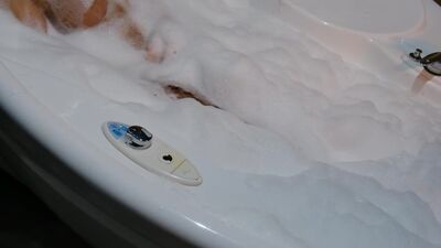 Красивая блондинка принимает ванну и ласкает грудь