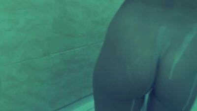 КРАСОТКА моется в душе