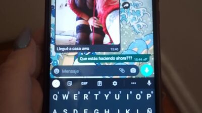 Mi hermanastra me espía mientras me baño y me engaña para enviarle nudes! OMG