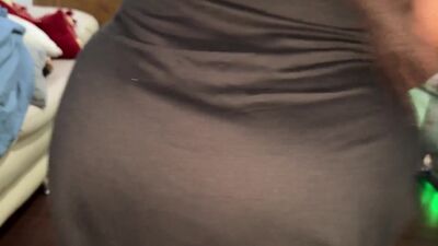 Jefa infiel es follada por empleado mientras habla con su marido por teléfono. ¡CULO ENORME!????