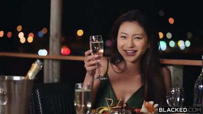 ゴージャスな日本のポルノスター、レイ・リル・ブラックがイケメンの見知らぬ男のために彼氏を捨てる 2160 - Rae Lil Black