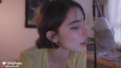 Leyendo el poema neurosis de Julián del Casal.