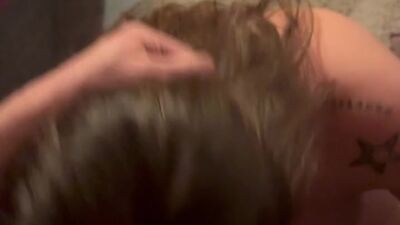 A mi vecina le encanta chupar hasta el fondo