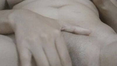 Jugando con mi vagina mojada ,metiendome los dedos hasta el fondo ,quiero ser tu putita