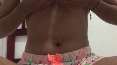 Mi novio no está y no pude resistir las ganas de tocarme