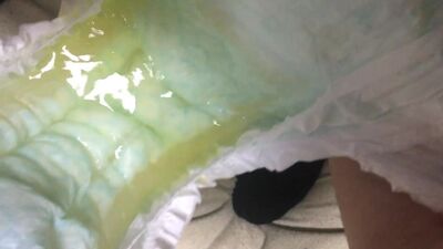 015 パンパースにたくさんおしっこ！おむつが吸収しきれません！