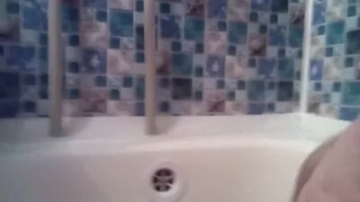 Артем сам себе дрочит ногами в ванной self suck autofellatio self footjob