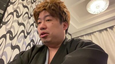 着物を着て洗濯を待ってる男